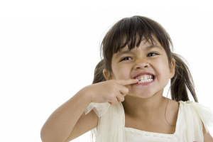 Ребёнок скрипит зубами: причины, симптомы. Как с бруксизмом поможет справиться остеопатия